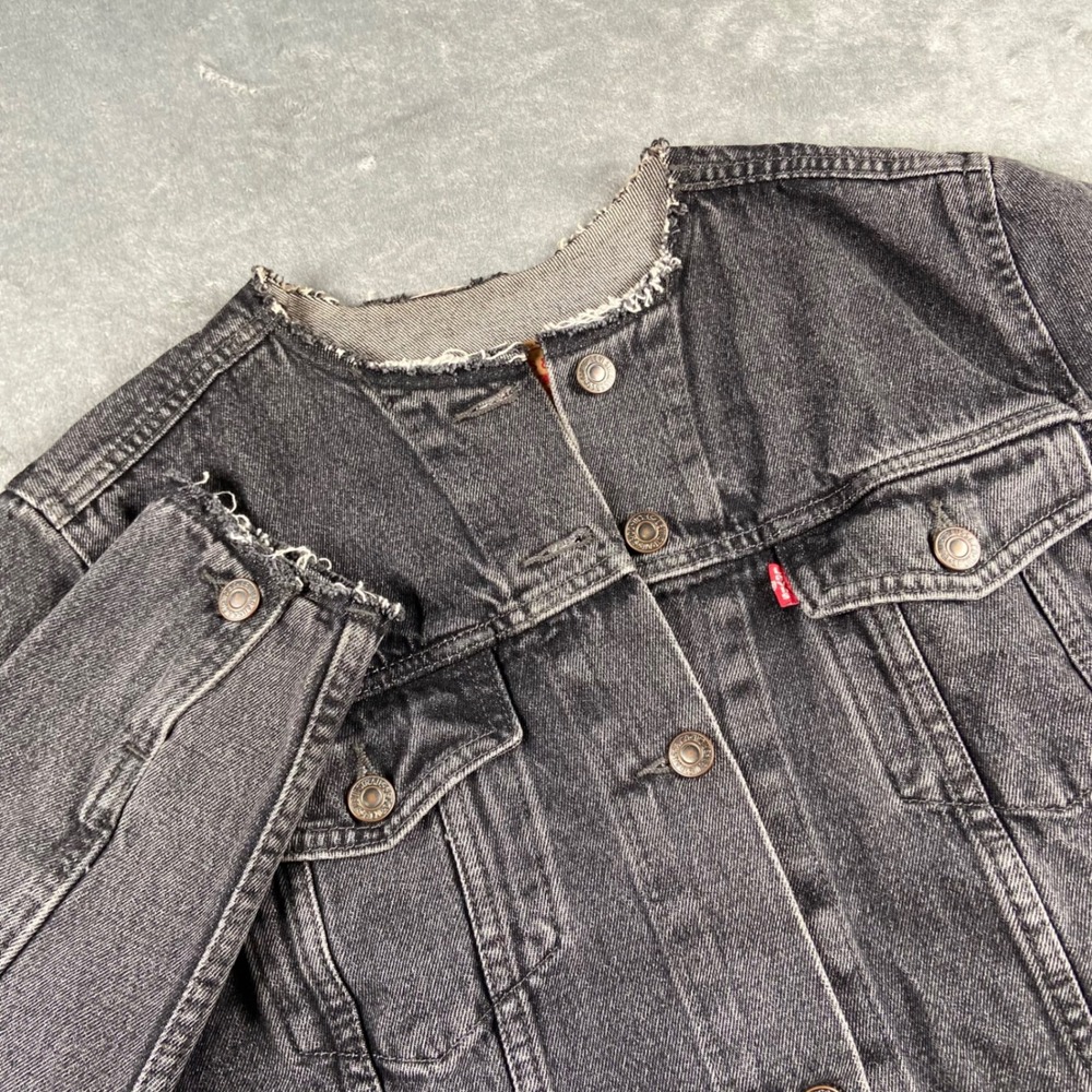 Levi's Jacket Womens Sz M Faded Black Denim Cropped Trucker Raw Edges Collarless